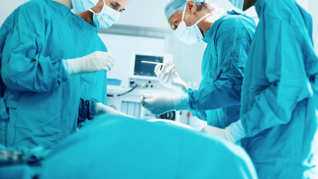 Médicos fazendo uma cirurgia de endometriose