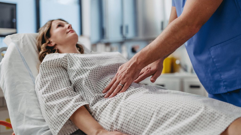 Médico fazendo exame de rotina após cirurgia de endometriose
